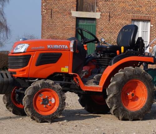 We are equipped with compact KUBOTA tractors, B1620 series