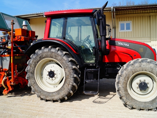 Tracteur VALTRA pour expérimentations agronomiques